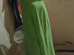 deshi aunty saree change & showing pussy