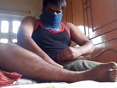 Desi guy masturbrating