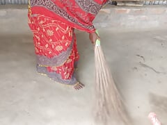 Pados ki bhabhi jhadu maar raha tha jakar chudai ki bahut maja aaya